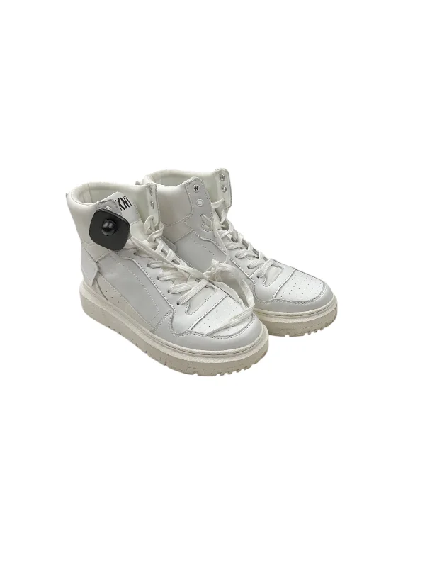 Athletic shoes with springy grip-Shoes Sneakers By Dkny In White, Size: 9.5