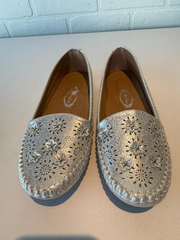 flats near dining areas-Shoes Flats By Clothes Mentor In Silver, Size: 7