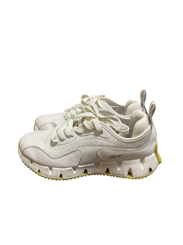 Athletic shoes with soft heels-Shoes Sneakers By Reebok In White, Size: 7.5