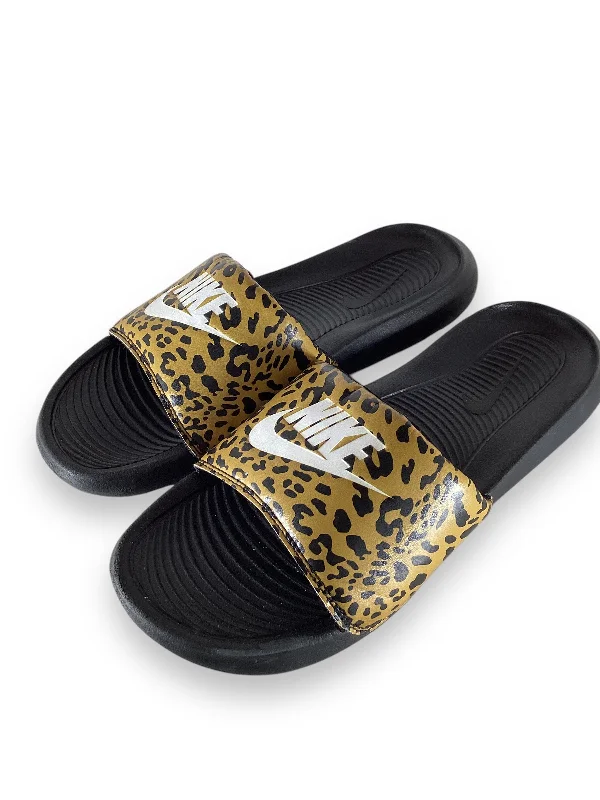 Sandals for stylish travelers-Sandals Flats By Nike In Animal Print, Size: 9