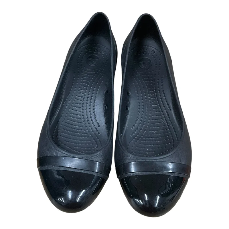 flats for weekend trips-Shoes Flats By Crocs In Black, Size: 7