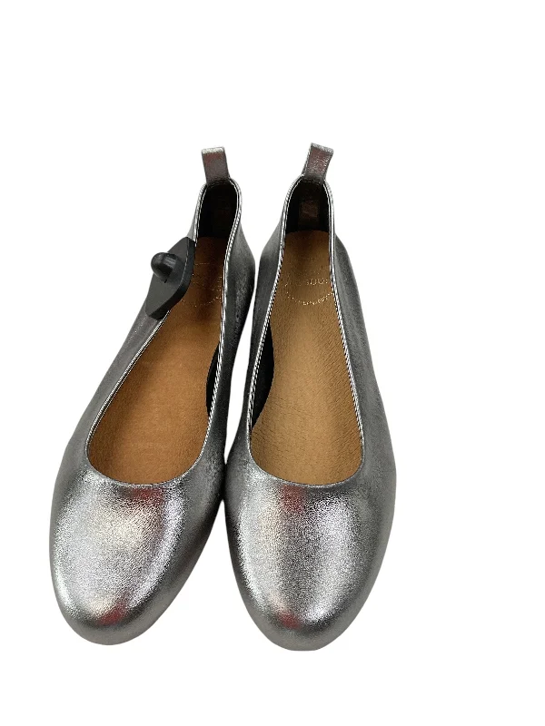 flats for nature enthusiasts-Shoes Flats By Clothes Mentor In Silver, Size: 8