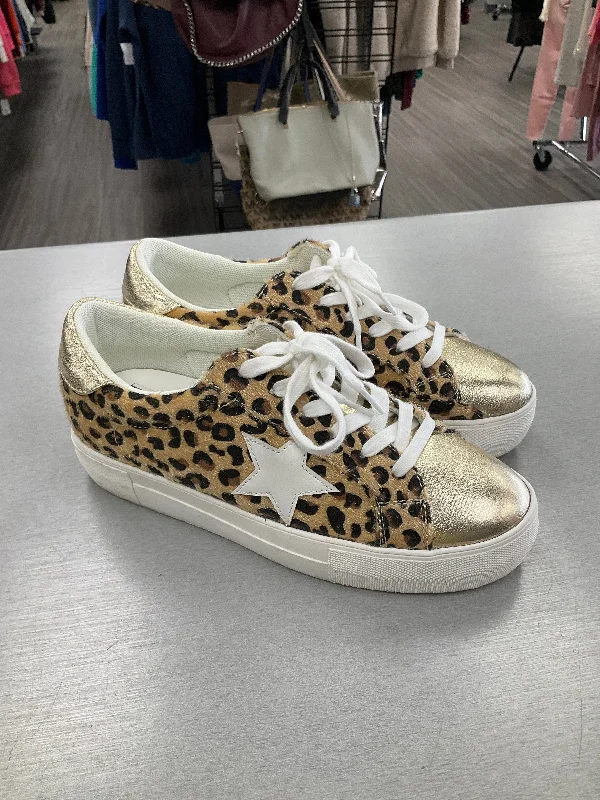 Athletic shoes with firm grip-Shoes Sneakers By Clothes Mentor In Animal Print, Size: 8