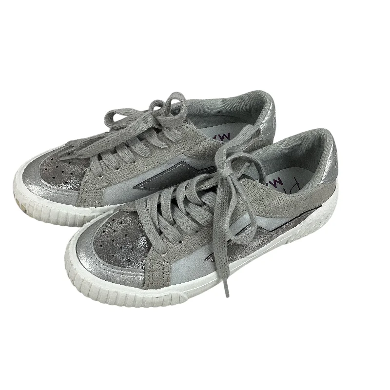 Athletic shoes with airy padding-Shoes Sneakers By Blowfish In Silver, Size: 6