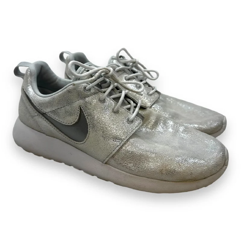 Athletic shoes for long runs-Shoes Sneakers By Nike Apparel In Silver, Size: 8